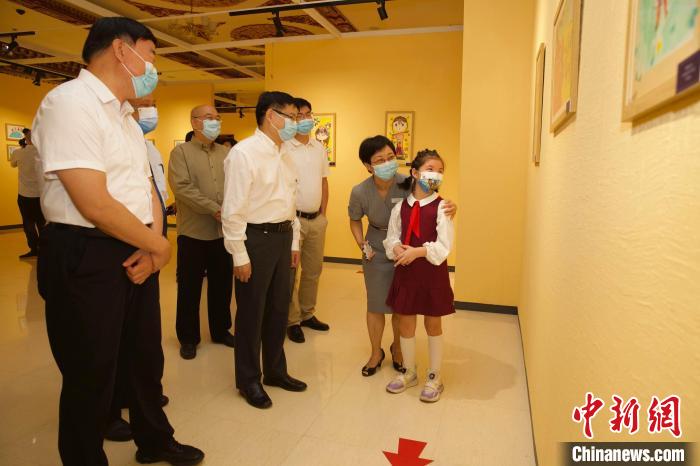 圖為與會嘉賓與入選畫作的“小作者”們一同觀展?！≈袊貙W(xué)研究中心供圖