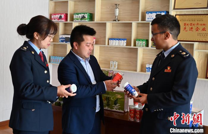 圖為林芝稅務(wù)部門上門了解企業(yè)情況，并宣講稅收政策。資料圖 趙朗 攝