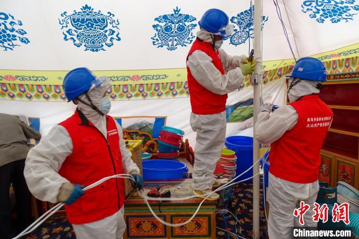 圖為西藏類烏齊縣供電部門為臨時(shí)隔離點(diǎn)50頂帳篷進(jìn)行用電接入?！÷逅傻侵?攝