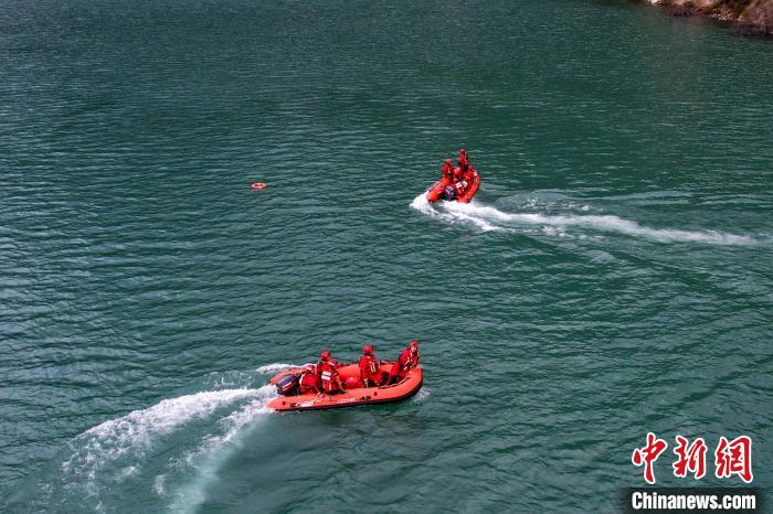 消防員操作舟艇進行s型繞標?！『罱?攝