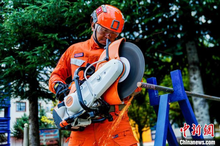 西藏林芝森林消防年度綜合救援技能大練兵活動現(xiàn)場。　侯杰 攝