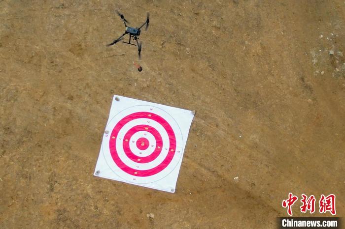 圖為消防員利用無人機空投滅火彈?！钣例?攝