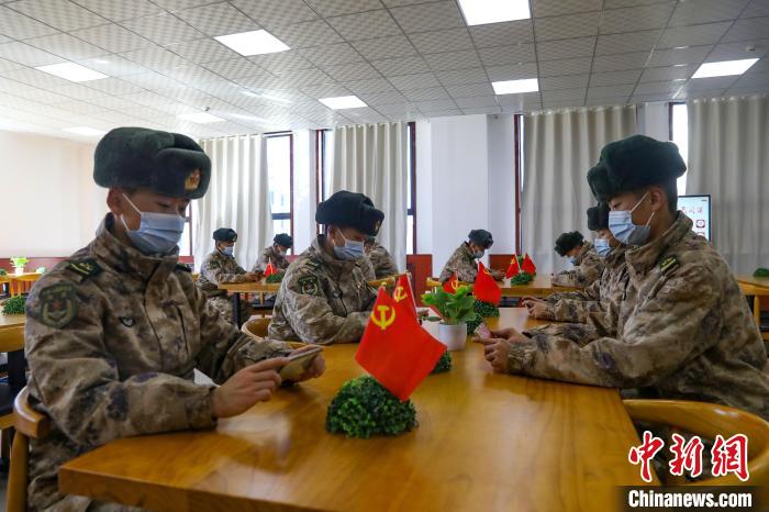 圖為阿里軍分區(qū)某邊防團(tuán)組織官兵通過手機(jī)收聽收看二十大開幕盛況?！詵|供圖