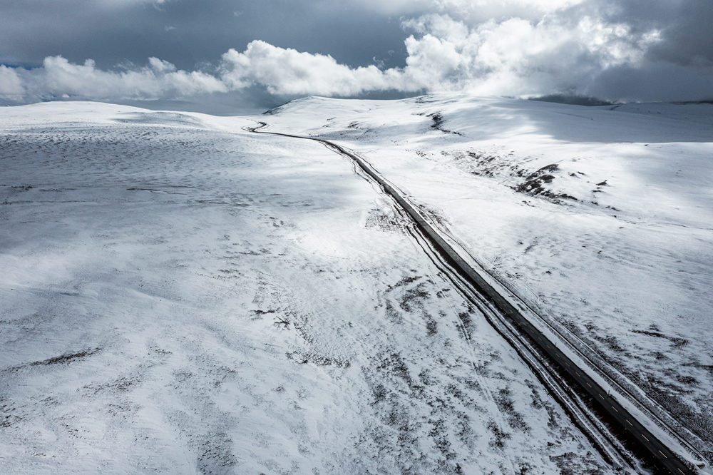 西藏阿里地區(qū)改則縣迎來初雪，銀裝素裹，美如畫卷。