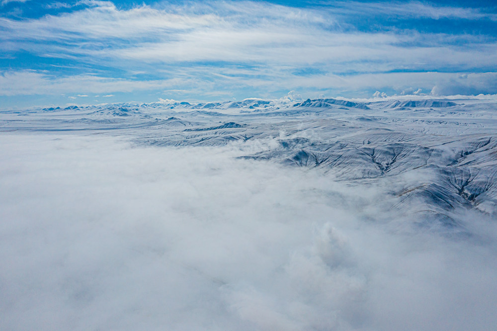 西藏阿里地區(qū)改則縣迎來初雪，銀裝素裹，美如畫卷。