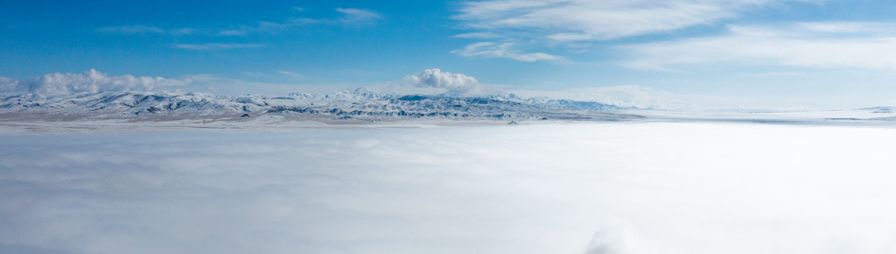 西藏阿里地區(qū)改則縣迎來初雪，銀裝素裹，美如畫卷。