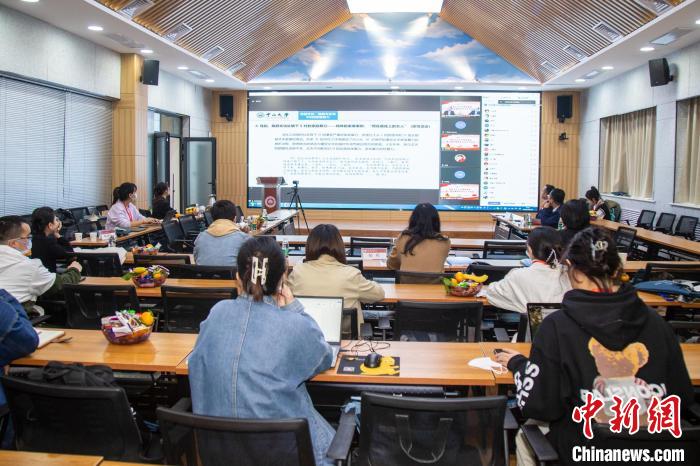 圖為論壇會(huì)議現(xiàn)場(chǎng)?！⊥瑬|放 攝