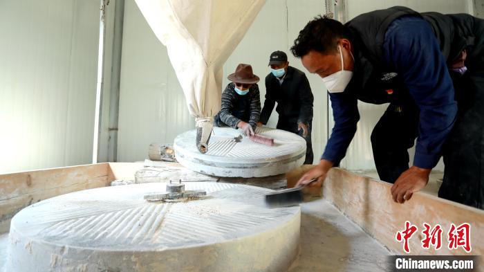 圖為合作社負責(zé)人完成糌粑加工后清掃水磨設(shè)施?！〖卫杩h融媒體中心供圖