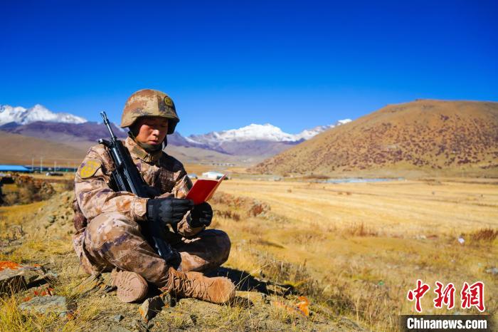 戰(zhàn)士正在品讀該團制作下發(fā)的二十大報告內(nèi)容匯編“口袋書” ?！∥鞑厣侥宪姺謪^(qū)某團供圖