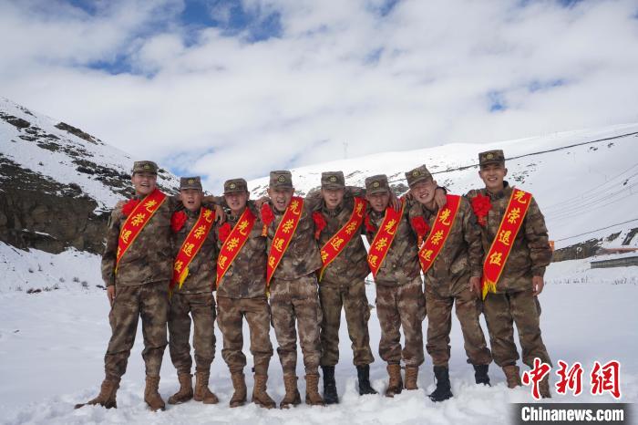 退伍老兵合照留念?！∥鞑厣侥宪姺謪^(qū)某團供圖