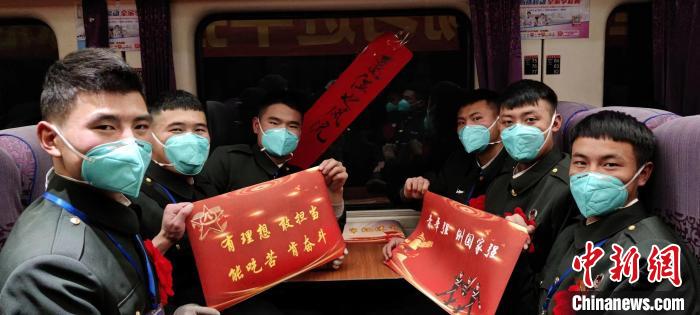 退伍老兵在退伍專列上合影留念?！∥鞑厣侥宪姺謪^(qū)某團供圖