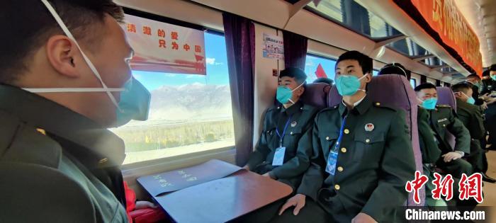 退伍老兵乘坐在退伍專列?！∥鞑厣侥宪姺謪^(qū)某團供圖