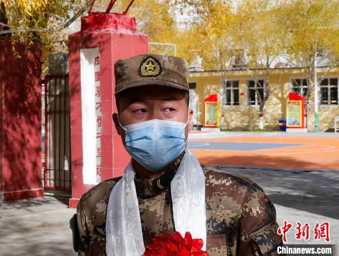 圖為什布奇邊防連退伍老兵臨別前再看一眼連隊(duì)?！詵| 攝