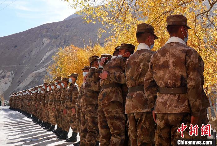 圖為什布奇邊防連退伍老兵與戰(zhàn)友相擁而泣，依依惜別?！⌒觳?攝