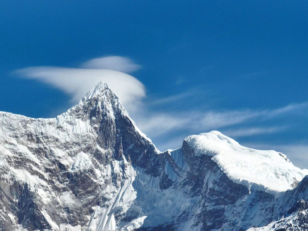 雅魯藏布江遠處的雪山風(fēng)光。