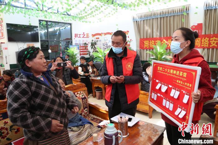 圖為瓊結(jié)縣村民參與問答?！愔闈扇?攝