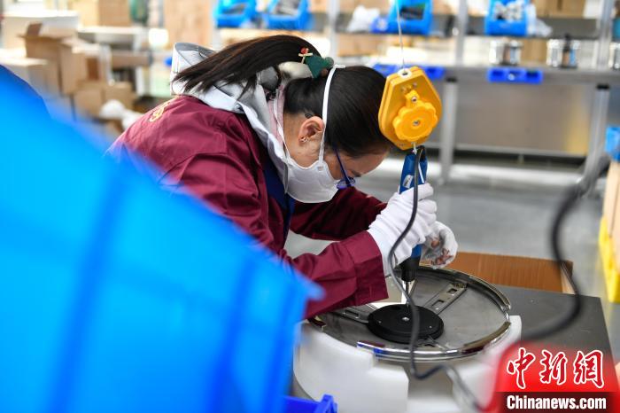 圖為工人正在組裝炊具?！∝暩聛硭?攝