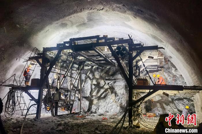 資料圖為隧道施工掘進(jìn)過程中?！∥鞑刈灾螀^(qū)交通運(yùn)輸廳 供圖