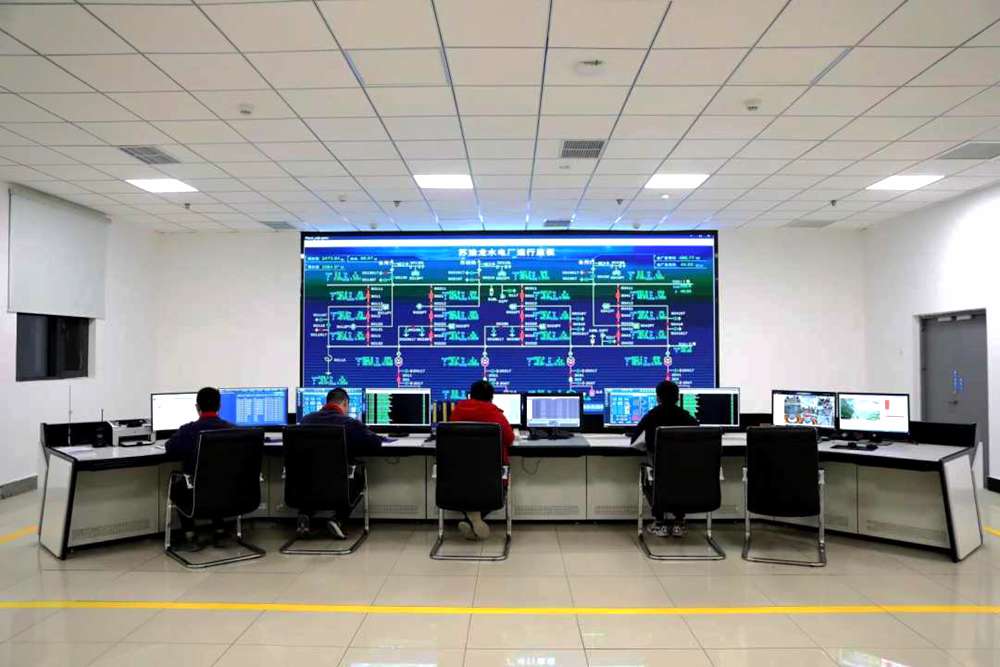 對大壩填筑碾壓進(jìn)行實(shí)時全過程監(jiān)控。吳雛音 攝