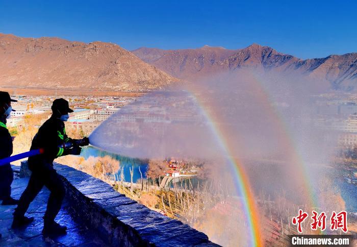 12月6日，布達(dá)拉宮消防救援大隊(duì)在布達(dá)拉宮山體林草區(qū)域開展?jié)窕ぷ鳌！㈣?攝