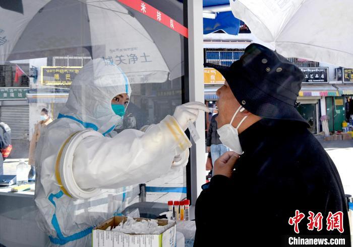 12月7日，拉薩市民正在進(jìn)行核酸檢測(cè)。　李林 攝