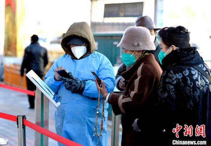 12月7日，拉薩市民掃碼進(jìn)入銀行辦理業(yè)務(wù)?！±盍?攝