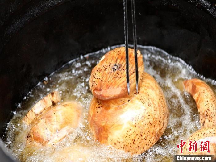 圖為已成型的木碗?！?鄧海平 攝