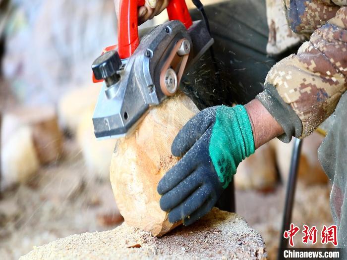 圖為手工藝人正在制作木碗?！〉录?　攝