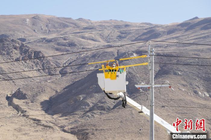 圖為11月9日，國網(wǎng)山南供電公司工作人員進行搭火工作?！「裆?攝