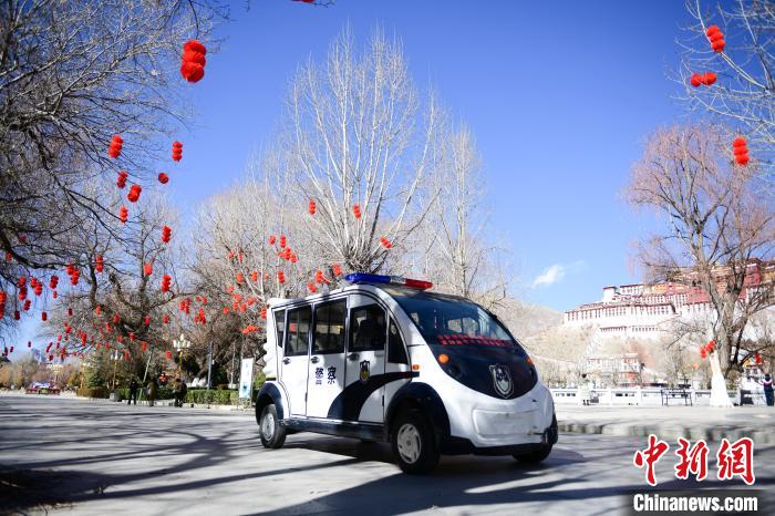 圖為1月23日，布達(dá)拉宮廣場派出所民警正在巡邏。　貢嘎來松 攝