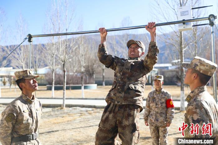 單杠引體向上現(xiàn)場，選手竭盡全力突破自我?！敲衫?攝