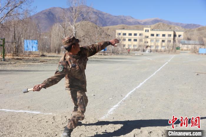 手榴彈投遠(yuǎn)比武競賽現(xiàn)場?！敲衫?攝