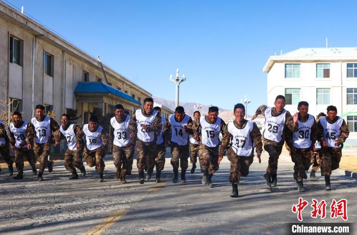 3000米開賽，選手們奮勇爭先。　吳蒙昆 攝