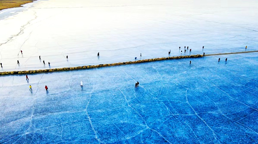 航拍冰上轉(zhuǎn)場。 張虎攝