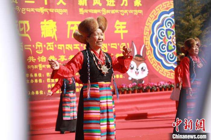 圖為藏歷新年活動現(xiàn)場?！埩?攝