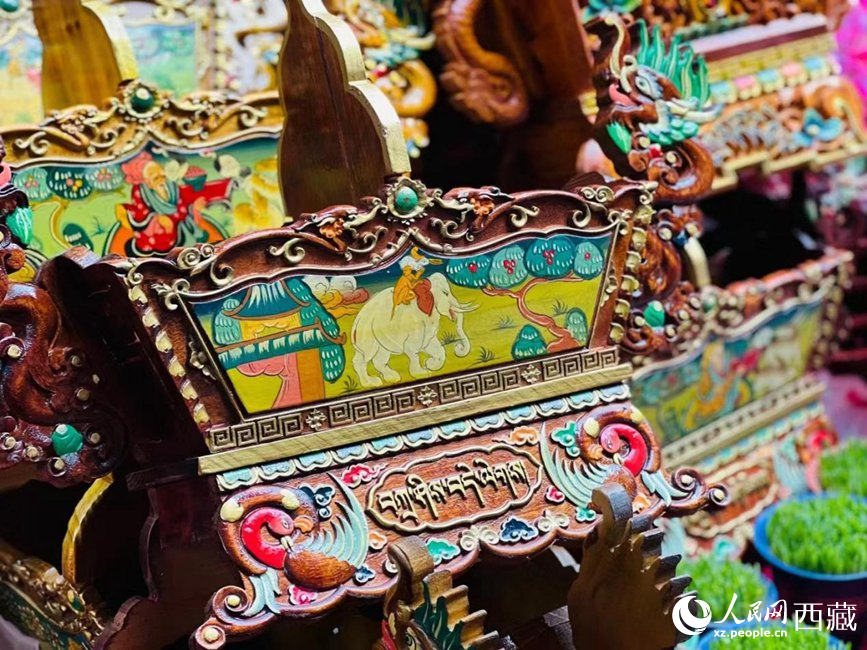年貨市場上的切瑪盒（切瑪盒是藏歷新年吉祥物，是在精制斗型木盒中用隔板分開，分別盛入炒麥粒和糌粑，插上仔卓，象征著人壽年豐、吉祥如意）。人民網(wǎng) 次仁羅布攝