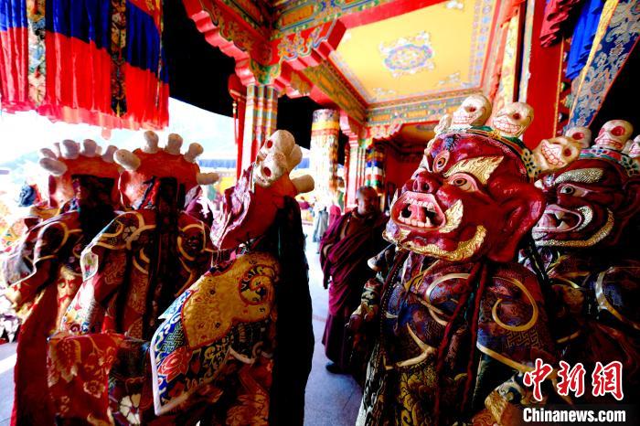 2月19日，楚布寺僧人們佩戴面具準(zhǔn)備參加跳神活動(dòng)。　李林 攝