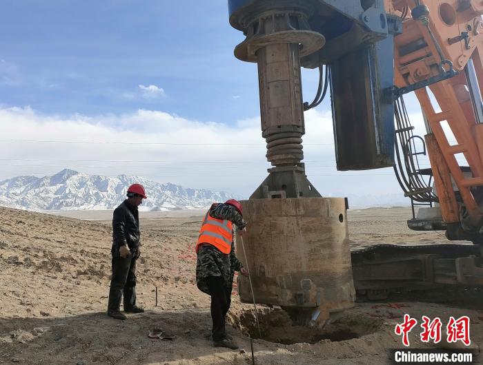 圖為施工人員檢查護(hù)筒高度?！⒁婧?攝