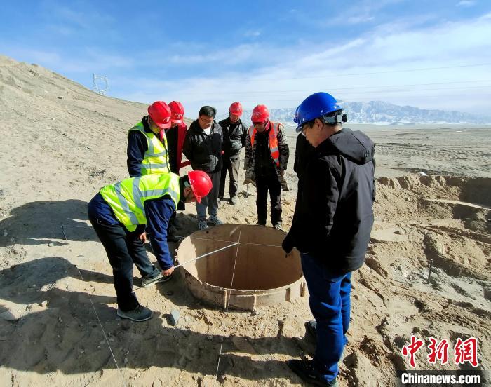 圖為施工人員檢查樁基護(hù)筒中心位置?！⒁婧?攝