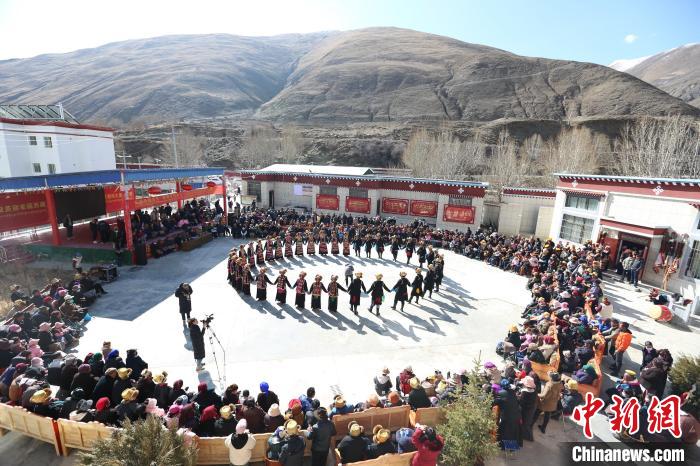 圖為匯報演出現(xiàn)場?！愔闈扇?攝