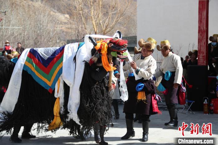 圖為民間藝人表演加麻百·甲江?！愔闈扇?攝