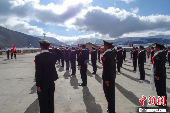 雪山下，退役士兵向軍旗敬軍禮?！±顚W(xué)文 攝