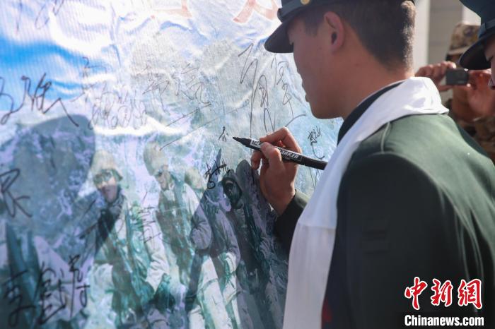 退役士兵簽名留念?！⒖≥x 攝