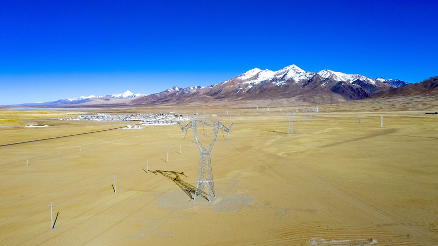 位于海拔4700多米的阿里聯(lián)網(wǎng)工程霍爾變電站。