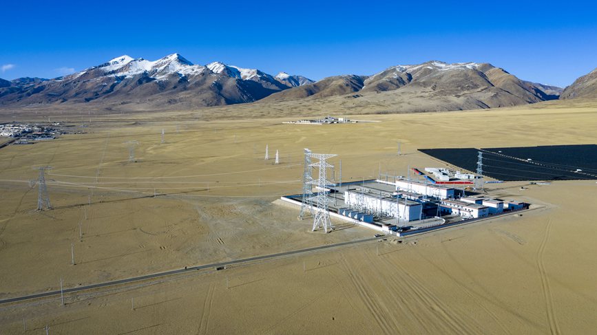 位于海拔4700多米的阿里聯(lián)網(wǎng)工程霍爾變電站。