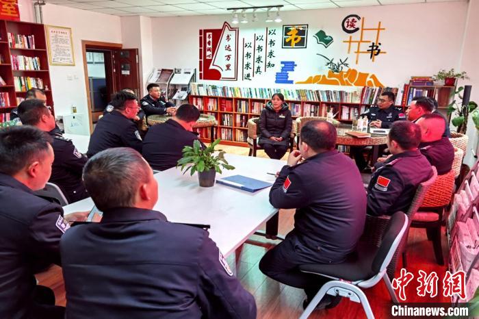 圖為亞東出入境邊防檢查站民警與銀行業(yè)務人員進行金融知識深入交流?！『?攝