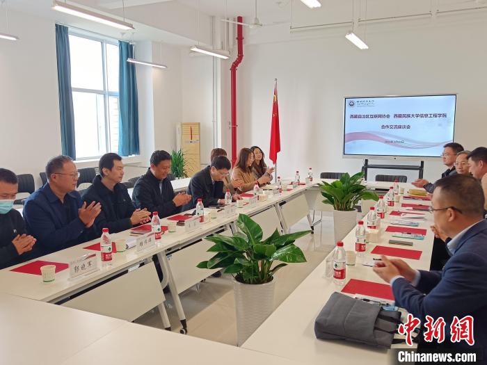 圖為座談會議現(xiàn)場?！「裆?攝