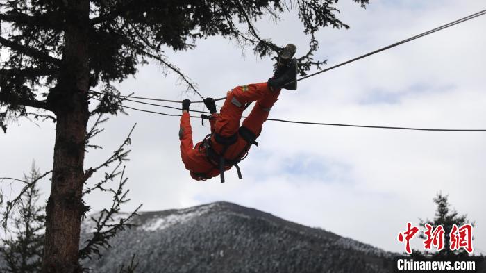 正在進(jìn)行橫渡訓(xùn)練?！∥骼@拉翁 攝