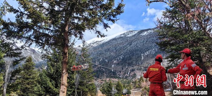 正在進(jìn)行斜向救援?！∥骼@拉翁 攝