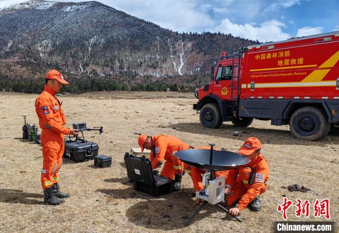 正在進(jìn)行通信通聯(lián)訓(xùn)練?！∥骼@拉翁 攝